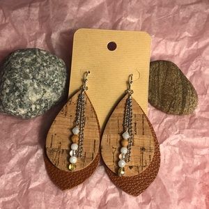 Lightweight leather earrings, Color beige and beaded